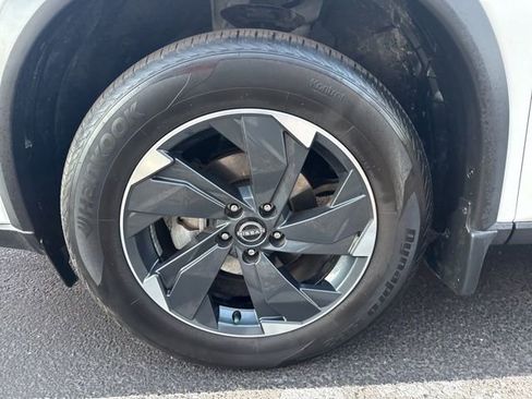 Used 2024 Nissan Rogue SV w/ SV Premium Package image 9