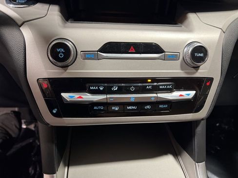 Used 2024 Ford Explorer XLT w/ Equipment Group 202A image 29