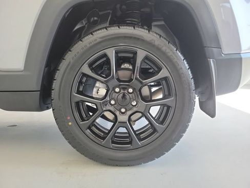 Used 2024 Jeep Compass Latitude w/ Convenience Group AWD/4WD image 11