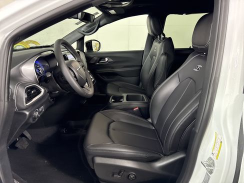 New 2026 Chrysler Pacifica Select image 12