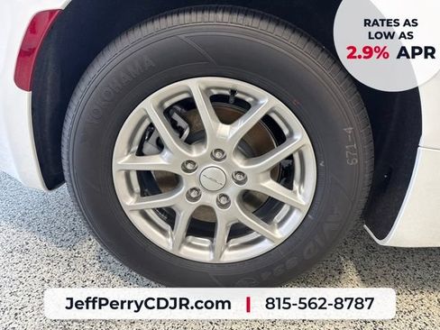 New 2027 Chrysler Pacifica Select FWD image 14