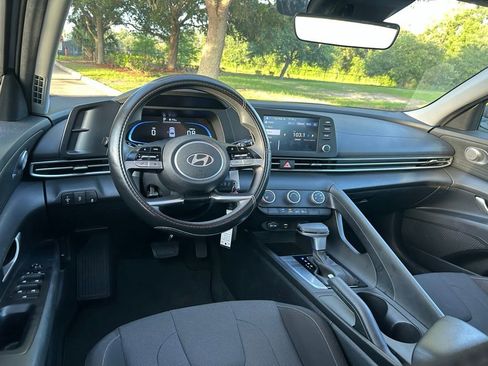 Used 2025 Hyundai Elantra SE FWD image 13