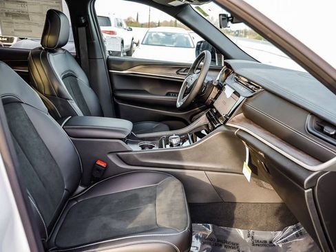 New 2026 Jeep Grand Cherokee Altitude AWD/4WD image 20