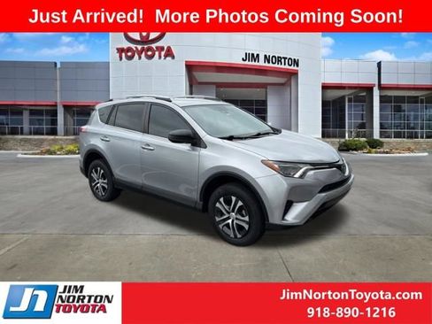 Used 2018 Toyota RAV4 LE image 1