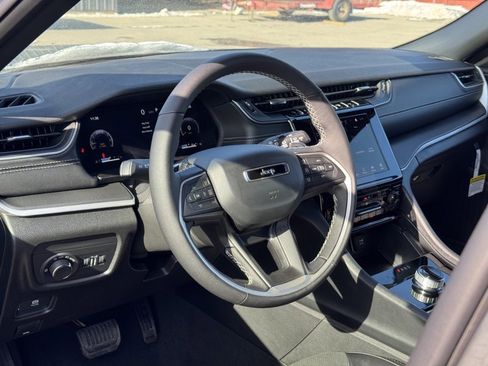 New 2025 Jeep Grand Cherokee Altitude image 12
