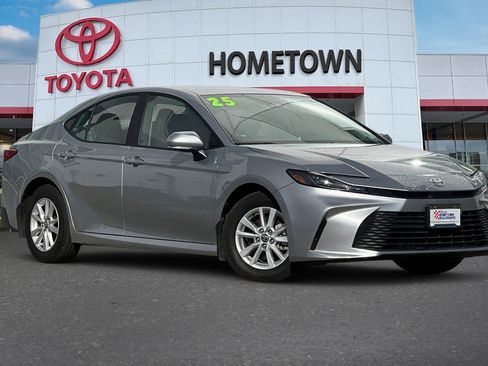 Used 2025 Toyota Camry LE w/ Convenience Package image 2