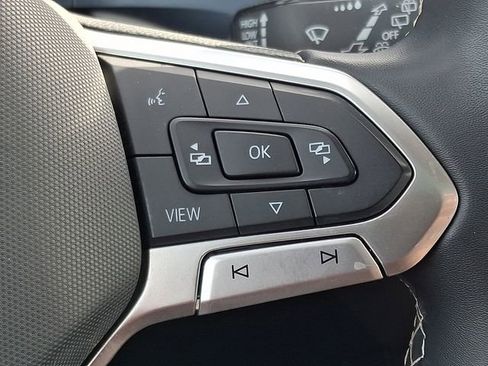 Used 2022 Volkswagen Taos SE w/ Panoramic Sunroof Package AWD/4WD image 22