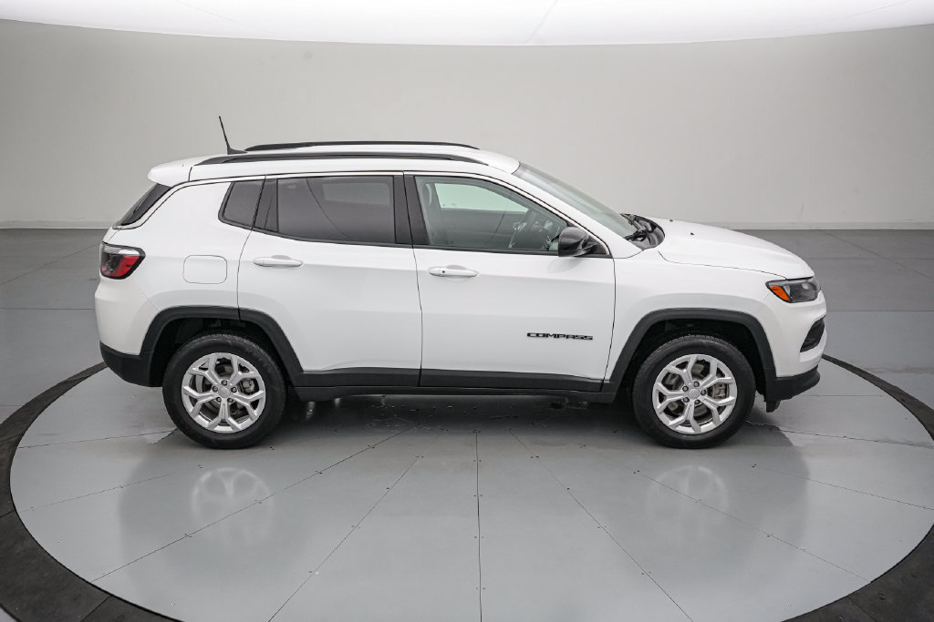 Used 2024 Jeep Compass Latitude AWD/4WD image 3