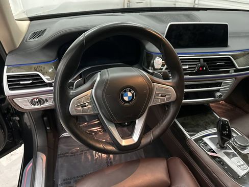 Used 2022 BMW 750i xDrive image 10