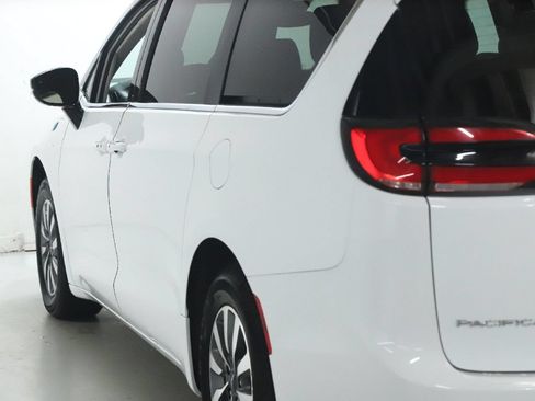 Used 2024 Chrysler Pacifica Limited FWD image 41
