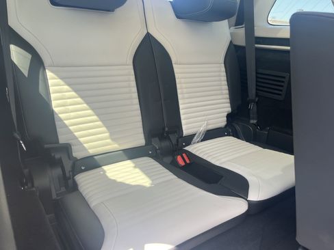 New 2025 Land Rover Discovery Metropolitan Edition image 27