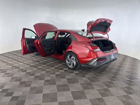 Used 2025 Hyundai Elantra SEL FWD image 22