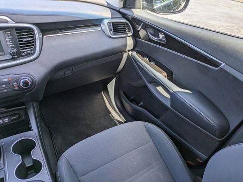 Used 2019 Kia Sorento FWD image 19