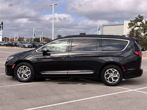 Used 2023 Chrysler Pacifica Limited image 3