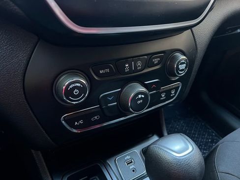 Used 2019 Jeep Cherokee Latitude w/ Cold Weather Group image 25