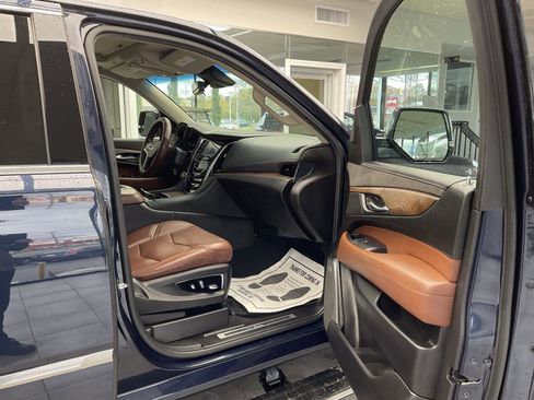 Used 2018 Cadillac Escalade Premium Luxury image 12