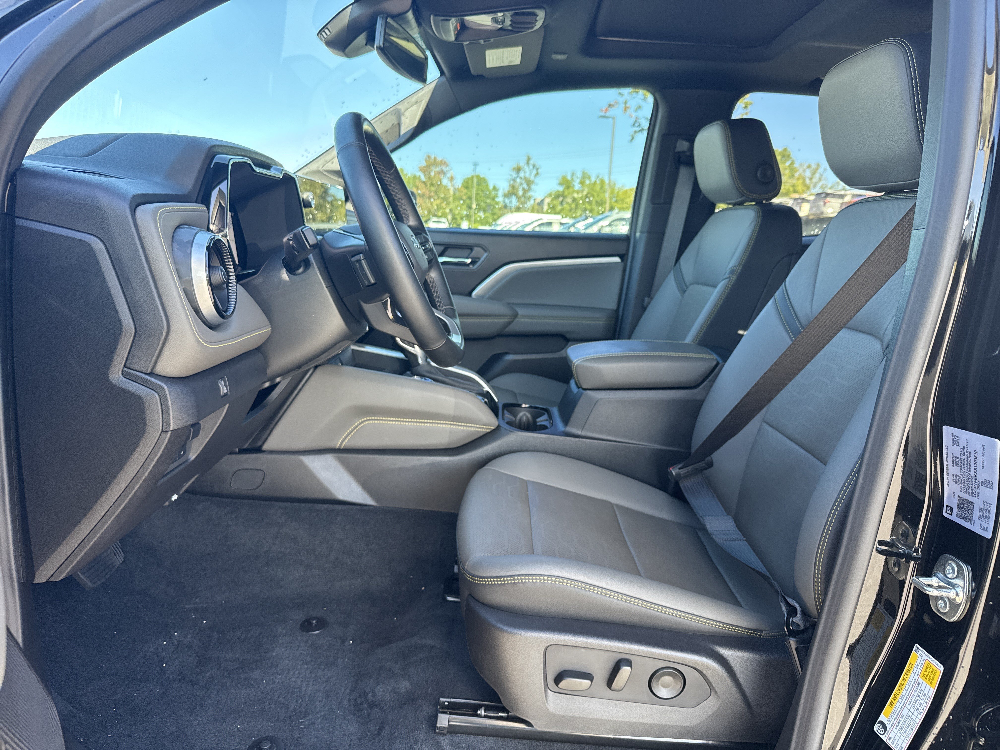 Used 2025 Chevrolet Colorado ZR2 w/ Technology Package AWD/4WD image 17