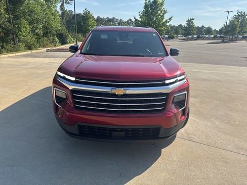 Used 2024 Chevrolet Traverse LT image 2