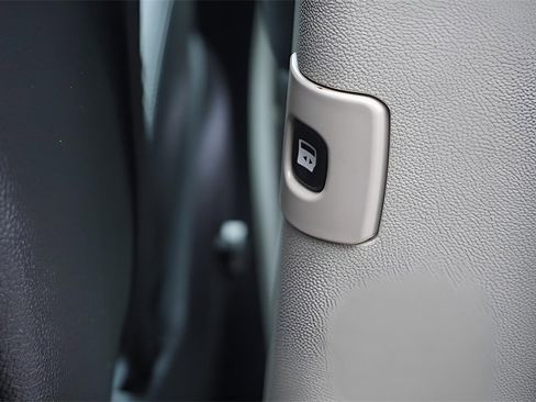 Used 2015 Chrysler Town & Country Touring-L w/ Driver Convenience Group image 12