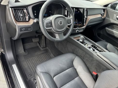 Used 2022 Volvo XC60 B5 Momentum w/ Climate Package image 11