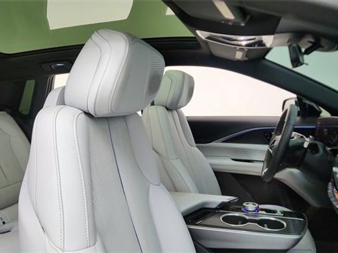 Used 2025 Cadillac Lyriq Luxury image 22
