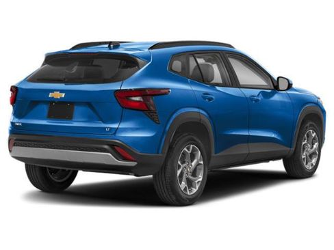 Used 2025 Chevrolet Trax RS w/ Sunroof Package FWD image 3