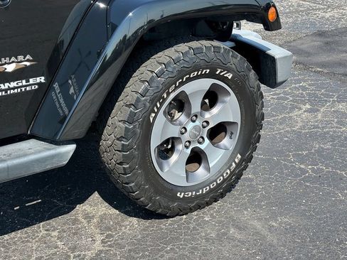 Used 2016 Jeep Wrangler Unlimited Sahara w/ Connectivity Group AWD/4WD image 9