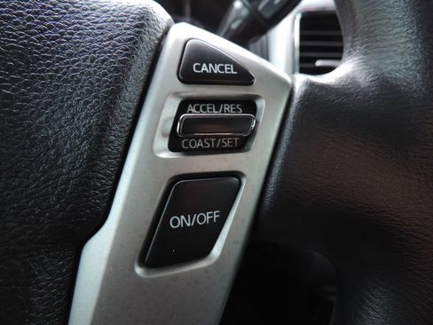 Used 2017 Nissan Titan SV image 28