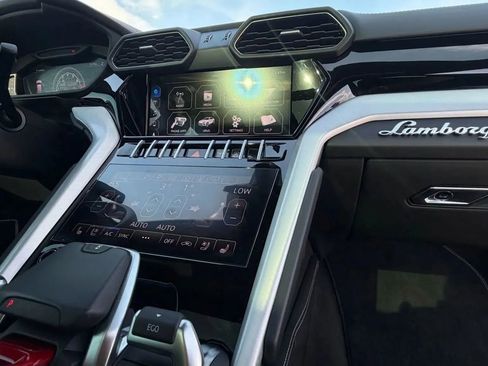 Used 2021 Lamborghini Urus AWD/4WD image 23
