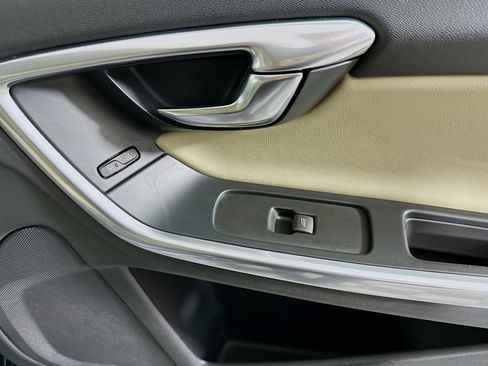 Used 2016 Volvo V60 T5 Platinum w/ Climate Package image 22