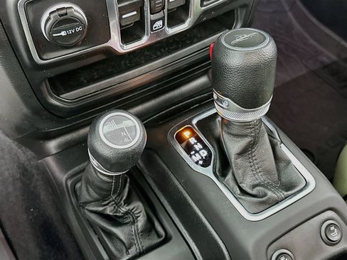Used 2023 Jeep Gladiator Sport AWD/4WD image 17