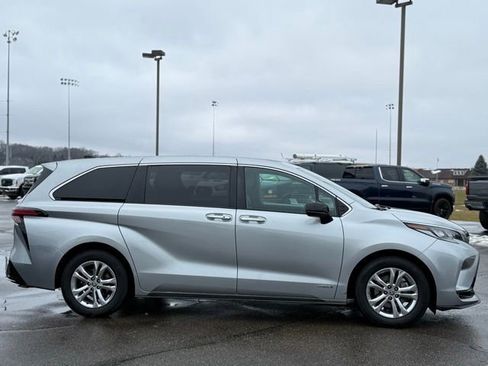 Used 2021 Toyota Sienna XSE image 36