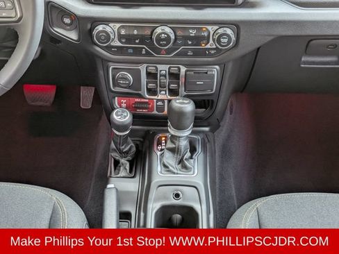 Used 2024 Jeep Wrangler Unlimited AWD/4WD image 18
