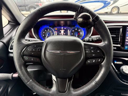 Used 2020 Chrysler Pacifica Touring-L FWD image 36