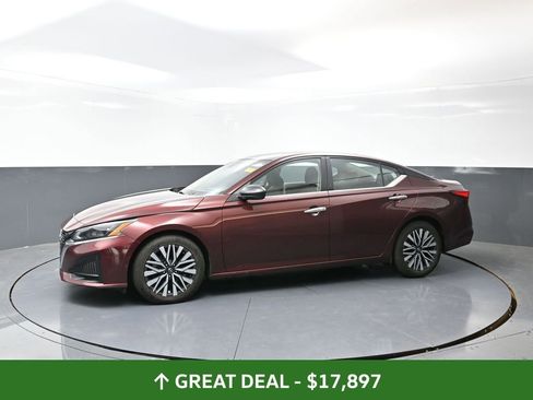 Used 2024 Nissan Altima 2.5 SV image 10