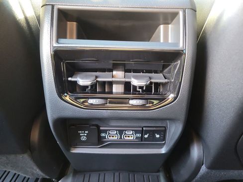 Used 2024 Jeep Grand Cherokee Limited w/ Black Appearance Package image 14