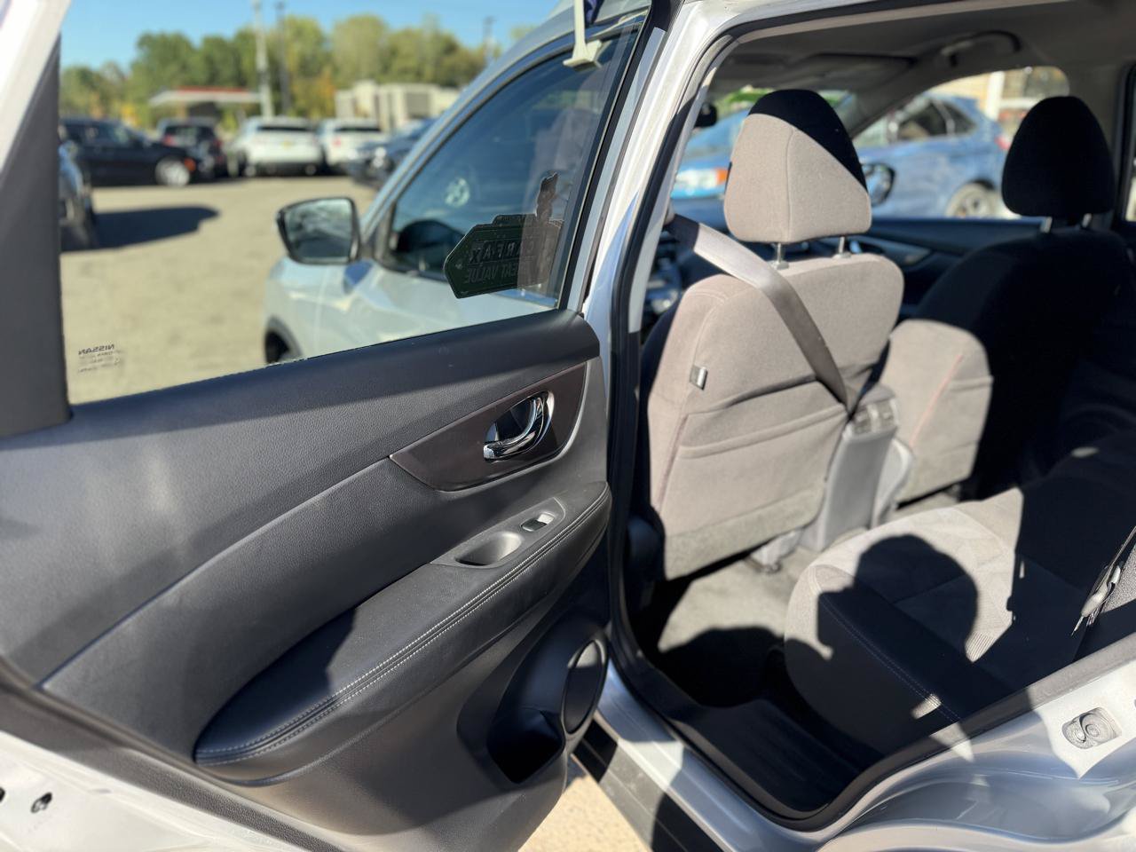Used 2016 Nissan Rogue SV FWD image 15