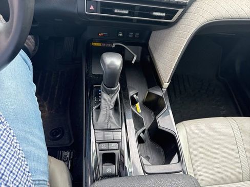 Used 2025 Toyota Camry XLE FWD image 9