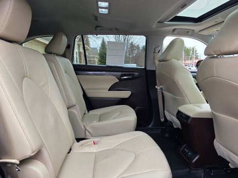 Used 2022 Toyota Highlander Limited image 35