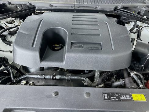 Used 2024 Land Rover Defender 130 X-Dynamic SE AWD/4WD image 12
