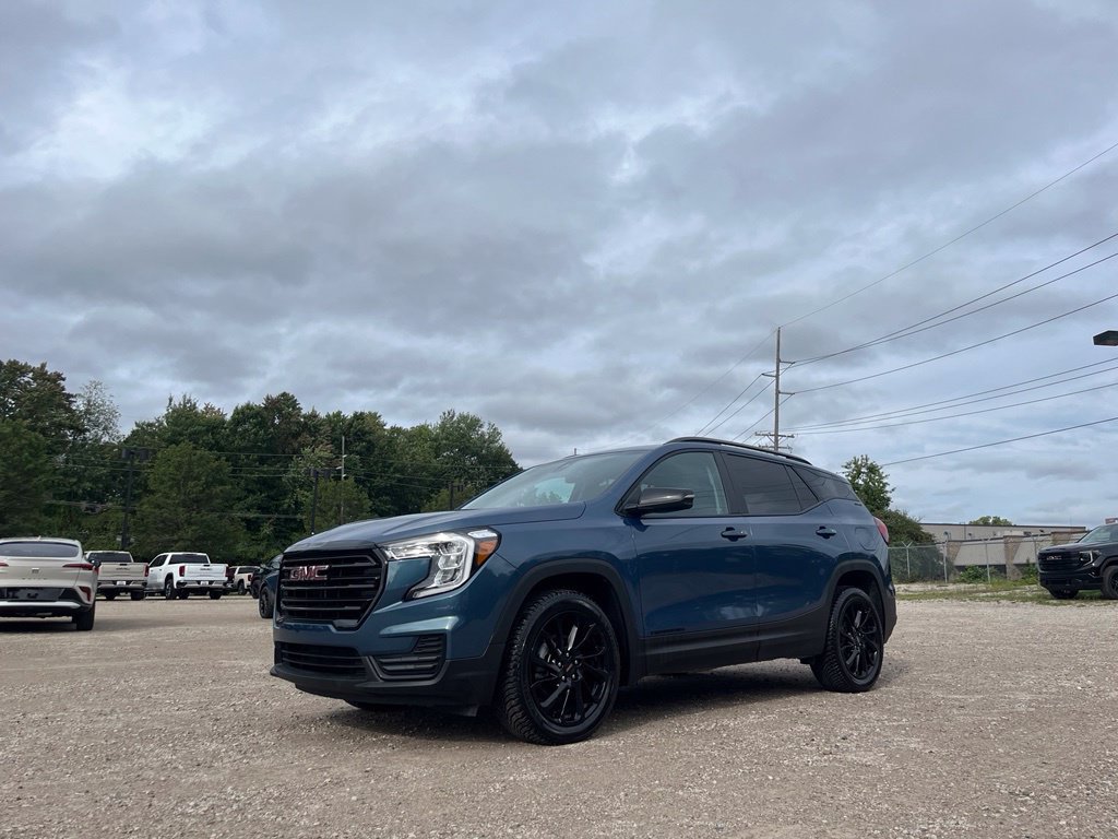 Used 2024 GMC Terrain SLE w/ Driver Convenience Package AWD/4WD image 2