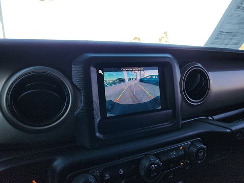 Used 2021 Jeep Gladiator Sport image 18