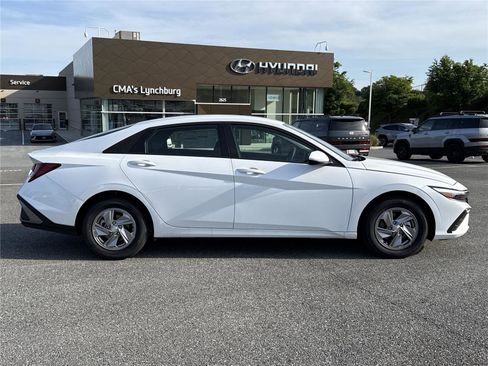 New 2026 Hyundai Elantra SE FWD image 3