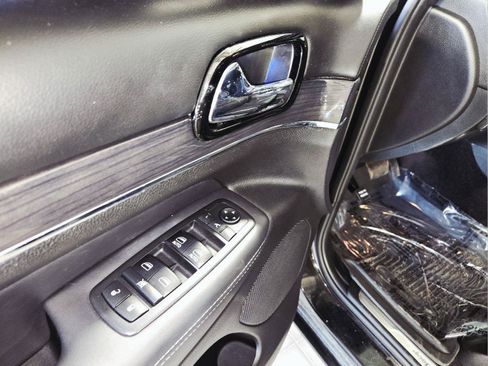Used 2019 Jeep Grand Cherokee Overland AWD/4WD image 11