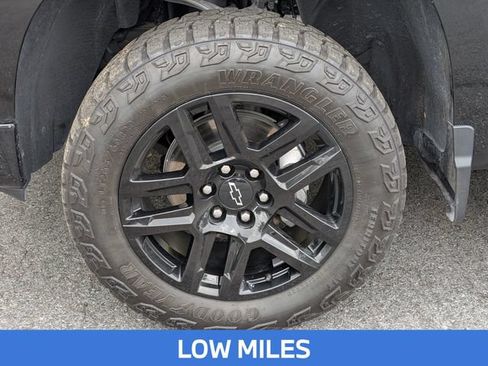 Used 2025 Chevrolet Silverado 1500 LT Trail Boss w/ LPO, Dark Essentials Package AWD/4WD image 12