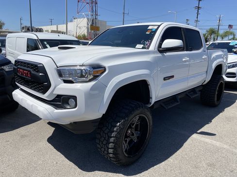 Used 2020 Toyota Tacoma TRD Sport w/ Technology Package RWD image 2