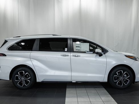 New 2026 Toyota Sienna Platinum image 3