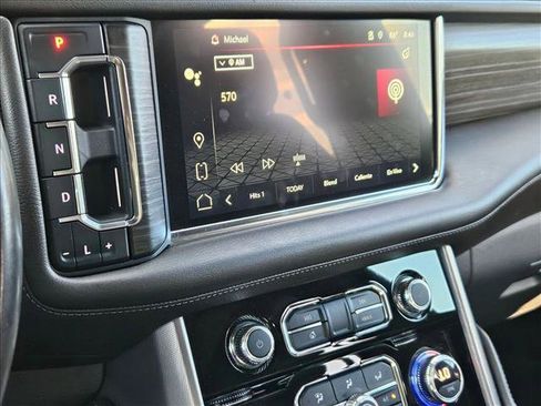 Used 2022 GMC Yukon XL Denali AWD/4WD image 16