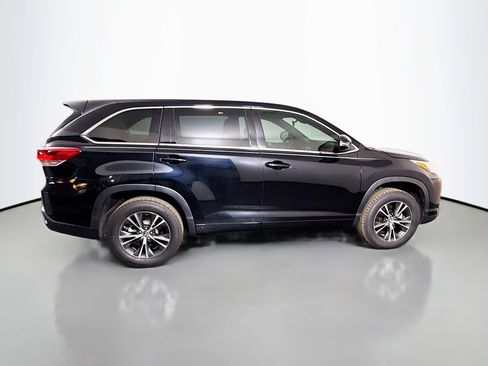 Used 2018 Toyota Highlander LE image 11
