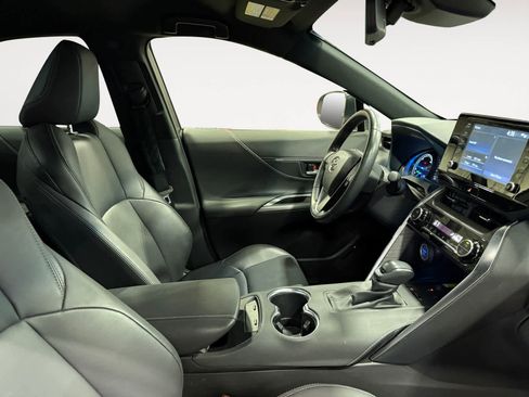 Used 2022 Toyota Venza XLE image 16